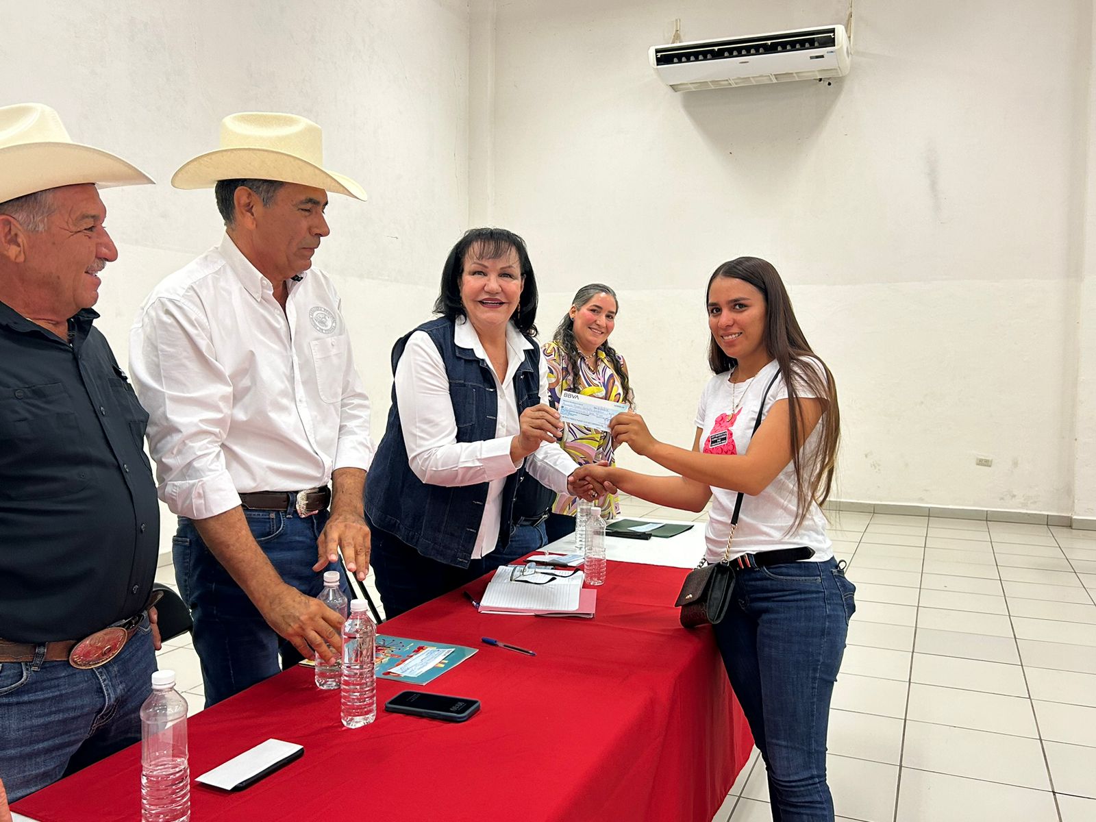 Reciben pequeños ganaderos de Álamos crédito del programa Estratégico de Protección Civil en Materia Hídrica